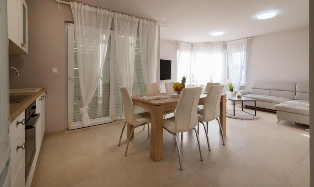 Brand New Aparment With Sea View & Swimming Pool At Ciovo - Villa Fiorentini Trogir Eksteriør bilde